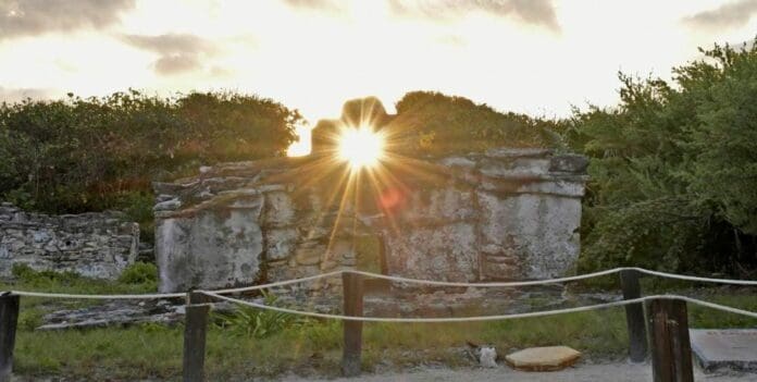 Invitan a la gente de Cozumel a observar la alineación del sol en el sitio arqueológico 