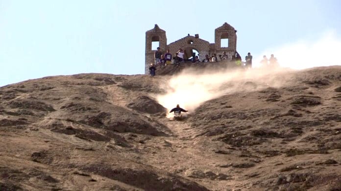 Cientos desafían el “Tobogán macho” en Perú; se deslizan desde 280 metros de altura