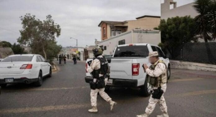 Asesinan a balazos a un subcomandante de la Fiscalía General del Estado de Baja California tras salir de su casa.
