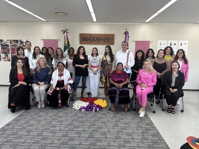 Maestras tejedoras promueven el patrimonio inmaterial textil mexicano en Corea del Sur