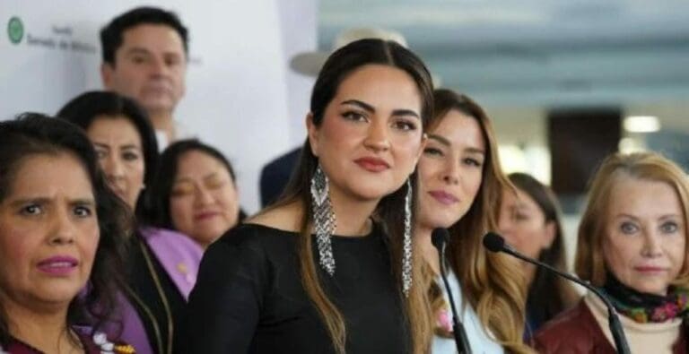 La senadora morenista Andrea Chávez denunció al monero Antonio Garci por difundir imágenes eróticas falsas.