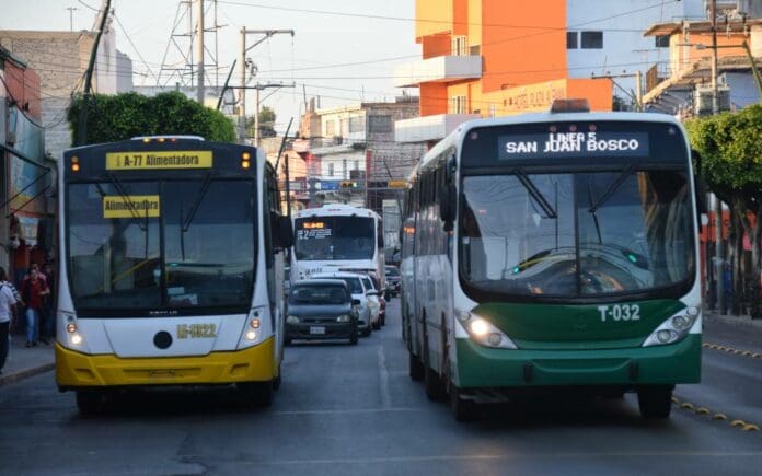 Video: Se arma tremenda pelea entre conductor de camión y trabajador de limpieza en León, Guanajuato