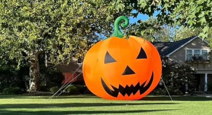 VIDEO: Calabaza gigante se traga a policía en vísperas de Halloween