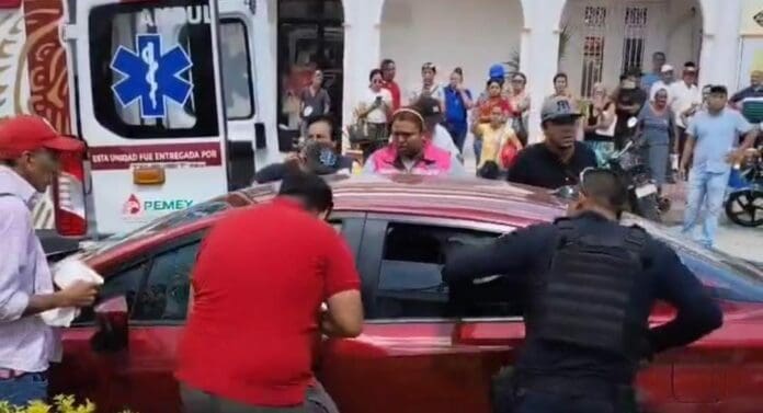 Rescataron a menor de un auto luego que su padre fuera ejecutado este miércoles en la localidad de Cosamaloapan, Veracruz.
