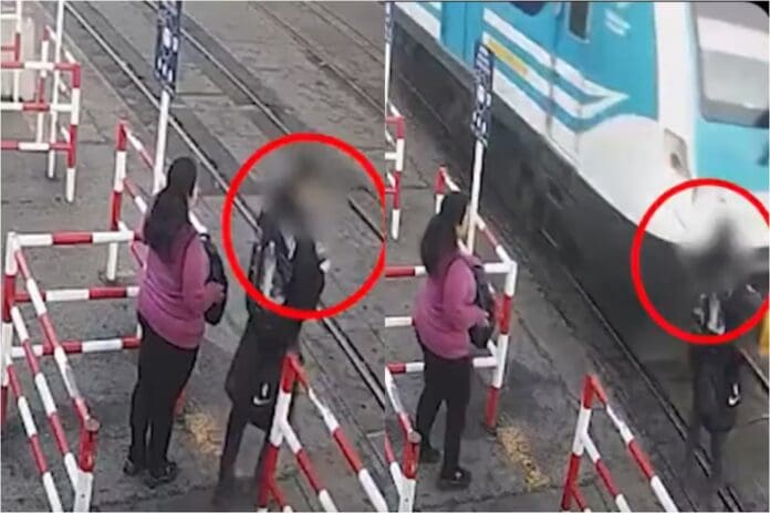 ¡De milagro! hombre se salva de ser arrollado por un tren mientras revisaba el celular