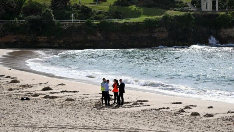 Misteriosas bolas negras obligan a cerrar dos playas de Sídney