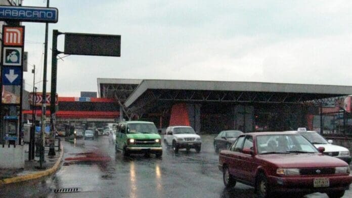 Mujer es asesinada sobre Viaducto Miguel Alemán en la CDMX; sicarios usaron el metro para escapar