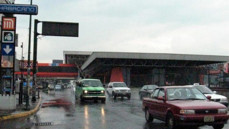 Mujer es asesinada sobre Viaducto Miguel Alemán en la CDMX; sicarios usaron el metro para escapar