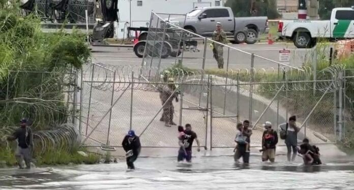 Soldados de Texas dispararon balas de goma a familias migrantes venezolanas; incluso llevaban a menores de edad.