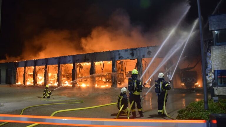 Video: Estación de bomberos se quema por no tener sistema de alarma contra incendios en Alemania
