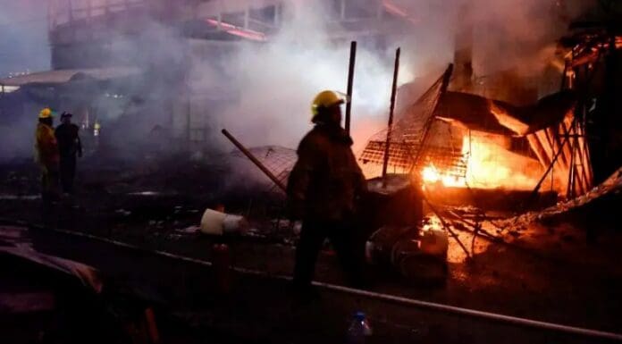 Incendio devora 25 locales en el Mercado Central de Acapulco