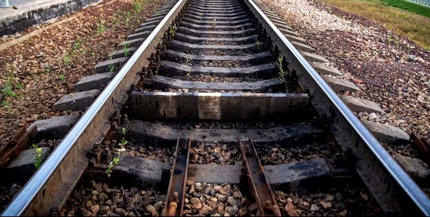 VIDEO: Policía en EE.UU. rescata a hombre a pocos segundos de ser arrollado por un tren