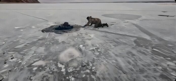 VIDEO: Pescadores rescatan a hombre atrapado bajo el hielo en Rusia