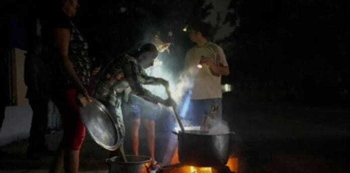 Continúa el apagón en Cuba. La CFE ha ofrecido ayuda al gobierno de la isla que lleva por ahora cuatro días sin luz.