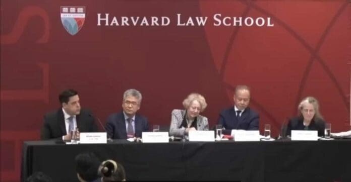 Se burlan abogados de Harvard de los requisitos para ser juez en México luego de la aprobación de la reforma.