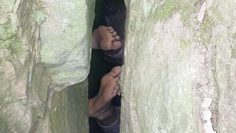 Mujer queda atrapada de cabeza entre dos rocas por siete horas al intertar recuperar su celular