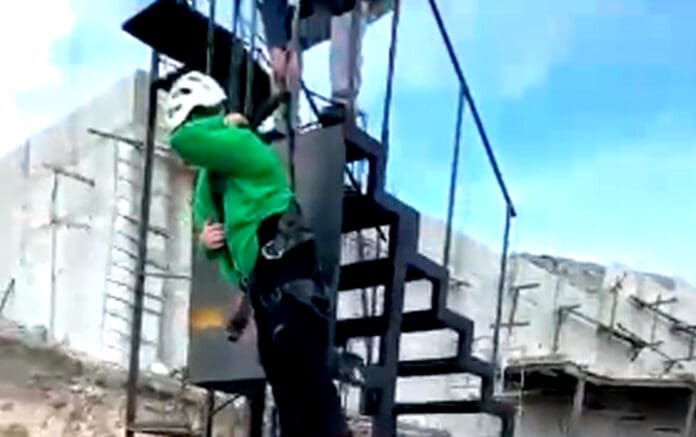 Video: Joven queda colgada tras falla en “columpio extremo” en Real de Catorce, San Luis Potosí