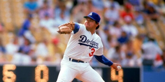 Aficionados, periodistas y colegas despiden a Fernando Valenzuela, uno de los grandes ídolos deportivos mexicanos.