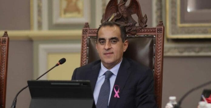 Un grupo delictivo acusa al hermano del gobernador del estado de Puebla de estar involucrado en robo a transporte.