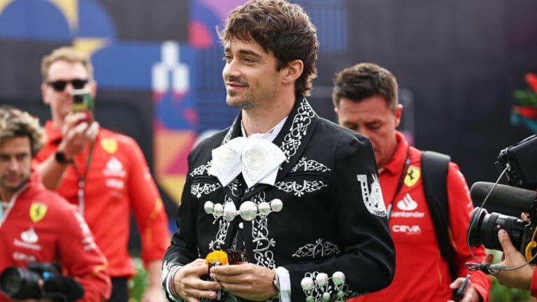 Charles Leclerc, piloto de F1 llega vestido de charro al día de medios previo al GP de México
