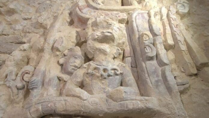 Descubren tres fachadas con relieves mayas alusivas a la dinastía Kaanu'l en Dzibanché, Quintana Roo