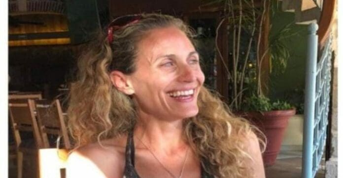 Emiten ficha de búsqueda de Vanessa Pokorny, mujer estadounidense desaparecida en Playa del Carmen desde 2019.