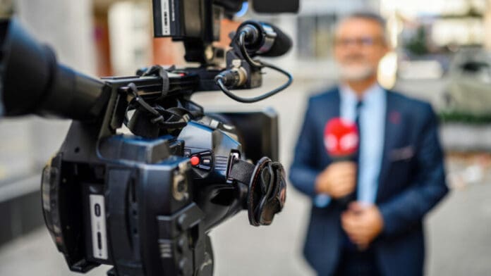 Video: Reportero se hace viral por quedar atrapado en camión durante transmisión en vivo