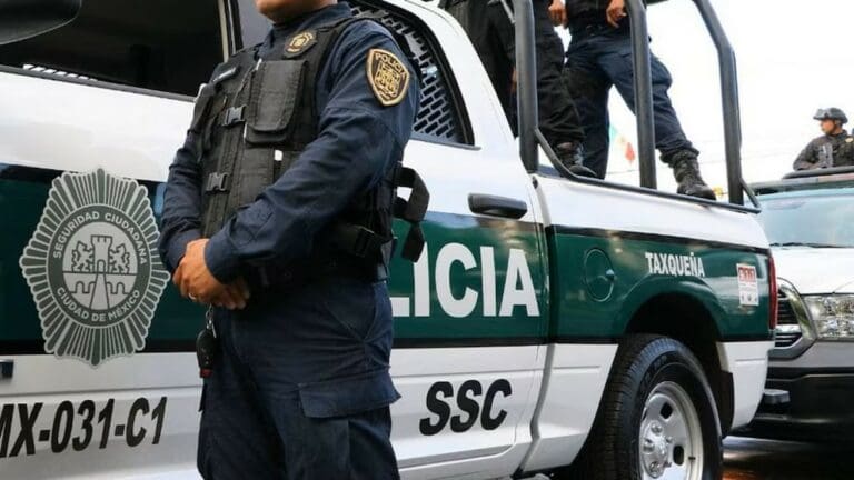 Detienen a mujer tras lanzarle solvente a su pareja y prenderle fuego en CDMX