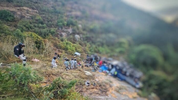 Mueren 24 personas tras choque entre autobús y remolque en la autopista Zacatecas-Aguascalientes