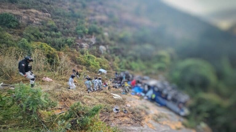 Mueren 24 personas tras choque entre autobús y remolque en la autopista Zacatecas-Aguascalientes