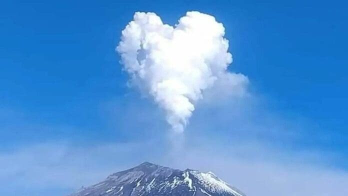 Volcán Popocatépetl registra fumarola en forma de corazón