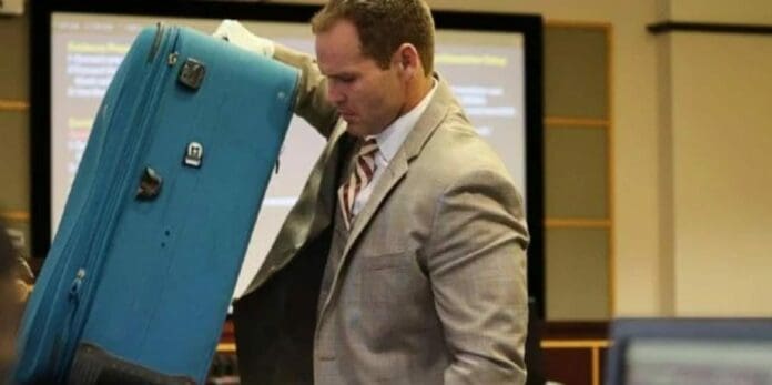 Un mujer fue declarada culpable de asesinato luego de dejar morir a su novio dentro de una maleta en Florida.