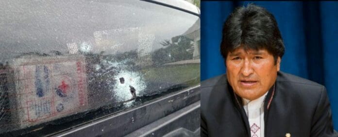 Evo Morales denuncia un intento de asesinato. Sujetos dispararon 14 veces contra el vehículo en el que viajaba.
