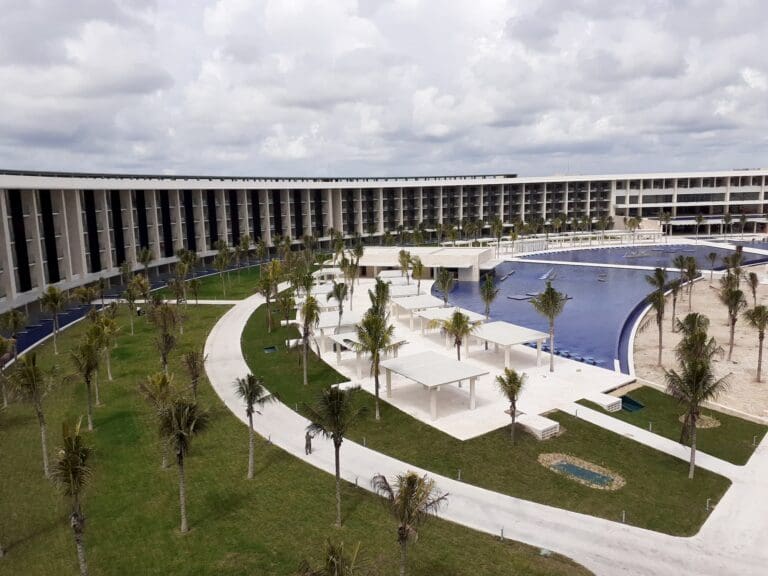 Colapsa estructura en el Hotel Barceló Riviera Maya; autoridades denuncian acceso restringido para inspección