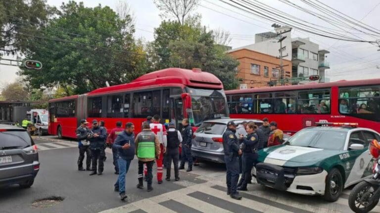 Camioneta se pasa el alto y se impacta contra el Metrobús en CDMX; hay 12 lesionados