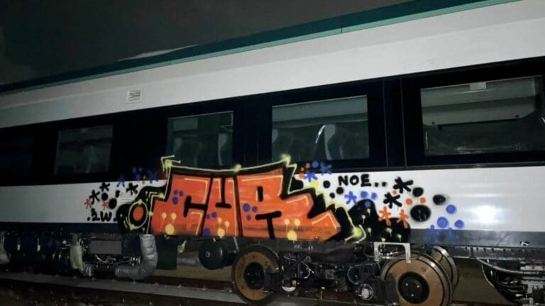 Realizan grafiti en uno de los vagones del Tren Maya en Cancún