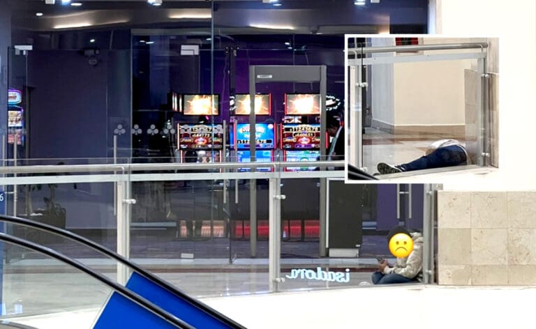 Dejan papás a niño afuera de casino mientras apuestan en Irapuato, Guanajuato