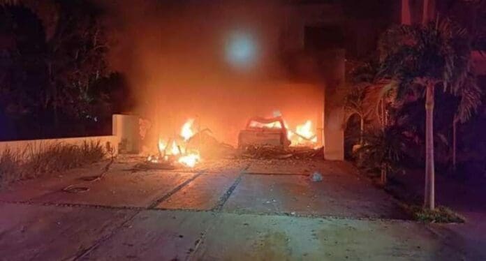 Se incendian dos vehículos en Puerto Aventuras. Aunque los bomberos acudieron el fuego consumió las unidades.