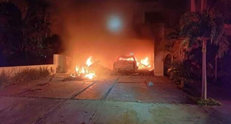 Se incendian dos vehículos en Puerto Aventuras