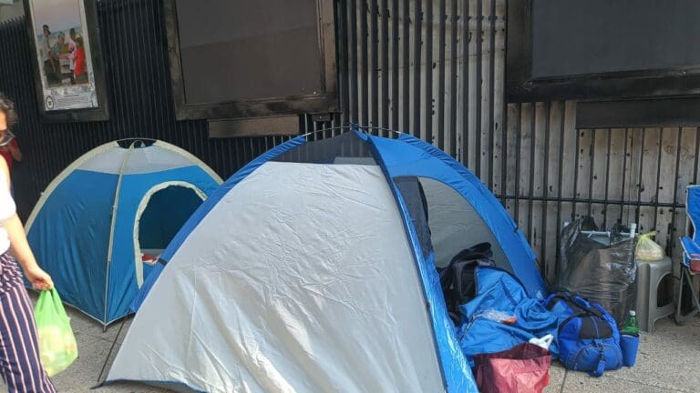 Extrabajadora de la Comisión de DDHH de CDMX inicia huelga de hambre en el Senado por despido injustificado