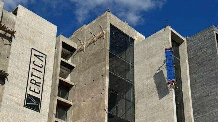 Mueren dos trabajadores al caer desde el octavo piso de un andamio en Puebla