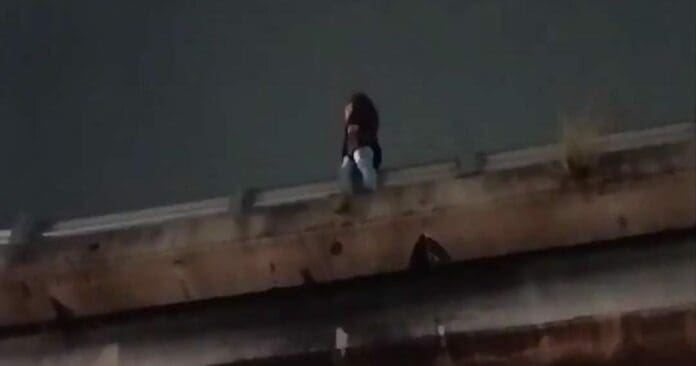 Un chofer del transporte público salvó a una joven de arrojarse de un puente en Puebla, el cual está a 15 metros de altura.