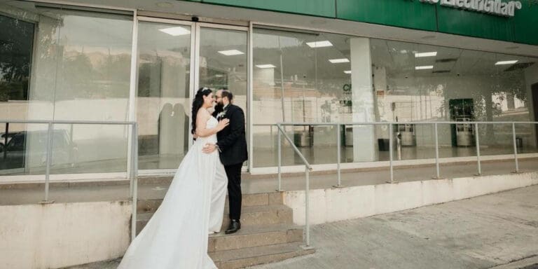 Pareja en Monterrey organiza sesión de fotos de boda en sucursal de CFE porque se conocieron ahí