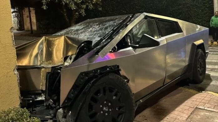 Video: Camioneta Tesla Cybertruck queda destruida tras chocar contra una casa en CDMX