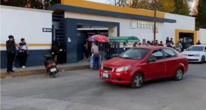 Sujetos armados secuestran a tres alumnos de una preparatoria de la Universidad Autónoma de Zacatecas en Fresnillo.