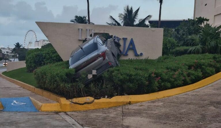 Automovilista se impacta contra anuncio del Live Aqua en la Zona Hotelera de Cancún