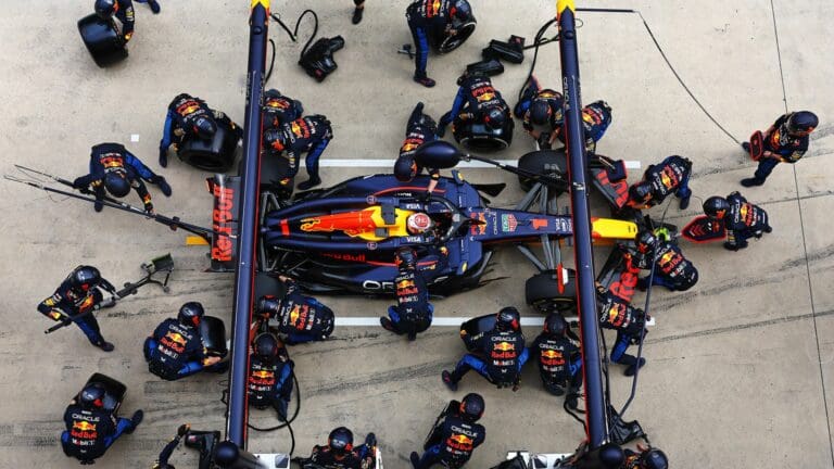 Diferencia en el rendimiento entre “Checo” Pérez y Max Verstappen pone a pelear a los mecánicos de Red Bull