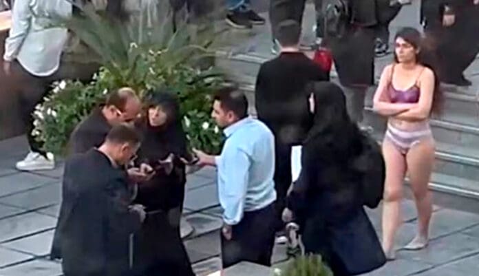 Video: Agredida y acosada por no llevar hiyab, joven iraní se desnuda en la calle como protesta