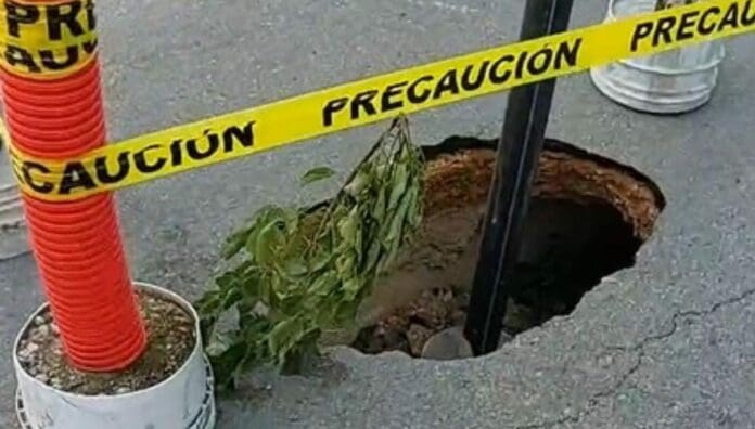 Se ha formado un nuevo socavón de cerca de un metro de profundidad en la colonia Ejido de Playa del Carmen.
