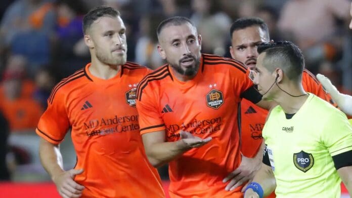 Video: Expulsan al mexicano Héctor Herrera tras escupir a un árbitro en la MLS